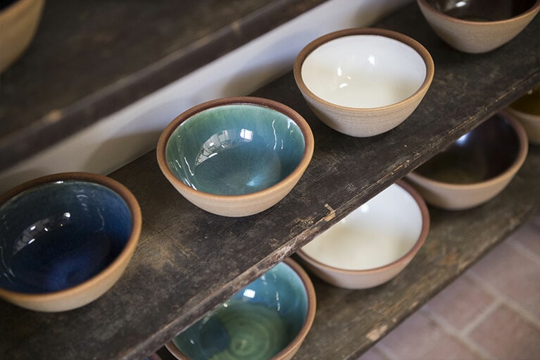 外側が焼き〆で内側に釉薬がかかった五色鉢。スープやシリアル、マッコリによさそう……と夢は広がる。