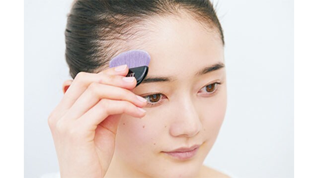 ②パウダーを足し、髪の生え際とフェイスラインにつける。最後に余ったものを小鼻の脇に。