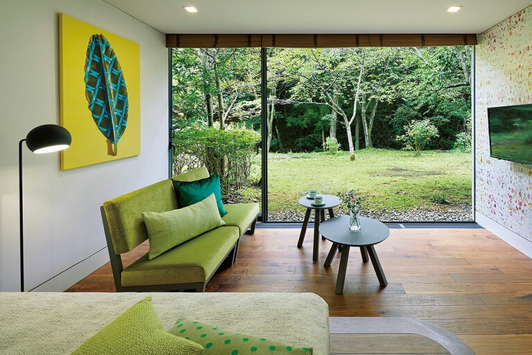 「別館デラックスガーデン」客室内。広々とした窓から木々を眺める時間に心安らぐ。