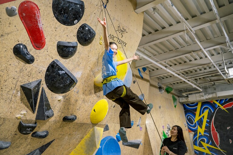 ボルダリングは経験があった奈衣瑠さんですが、トップロープクライミングは初体験。ロープでの着地体験に感激の様子。