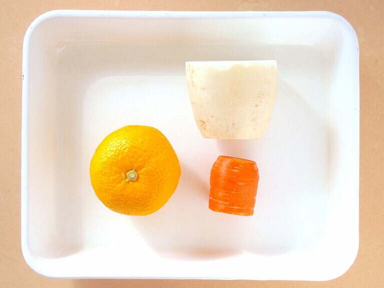 柚子：1個 ／大根：100g ／人参：30g ／砂糖：小さじ1/2 ／塩：少々。