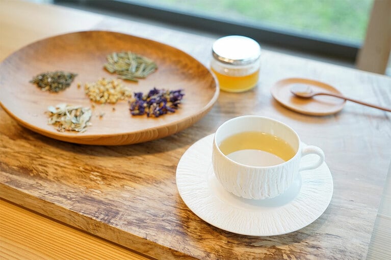 食後にはハーブティーを選びたい。カモミールとレモングラスは自家農園から。他に、マローブルー、レモンバーム、リンデンを目の前でブレンドして淹れてくれる。好みで富山産のはちみつで甘みを足して。身体を温め、口腔内から胃腸にかけての粘膜の保護と修復の効果を期待できるブレンド。