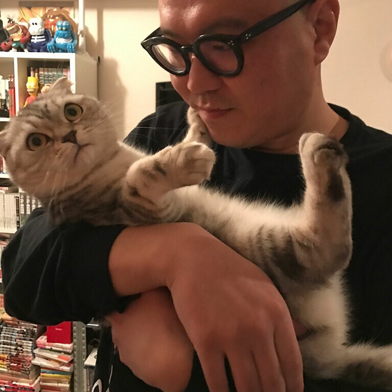 長谷川さんに抱っこされてこの表情。