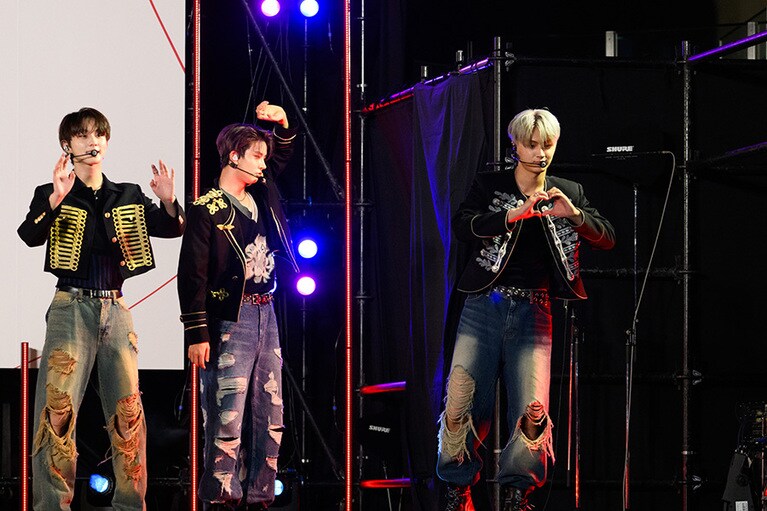 ファンとの別れを惜しむJUNGWON、HEESEUNG、JAY