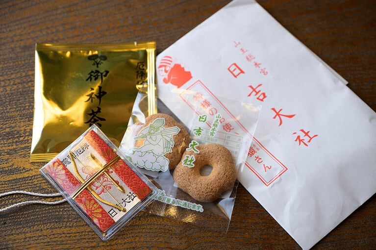 祈祷のお下がりは、旅行中でも荷物にならないコンパクトサイズ。