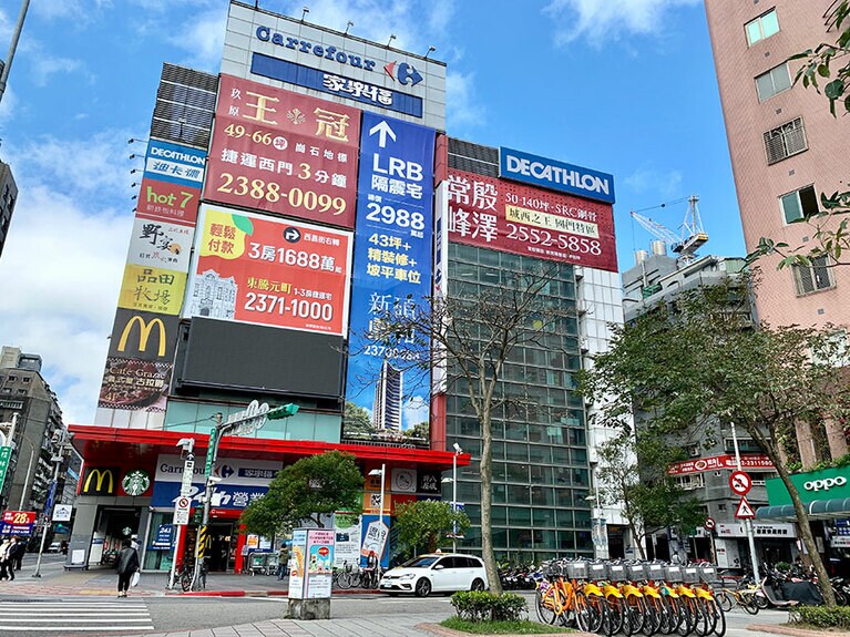 24時間営業のカルフール「桂林店」の外観。