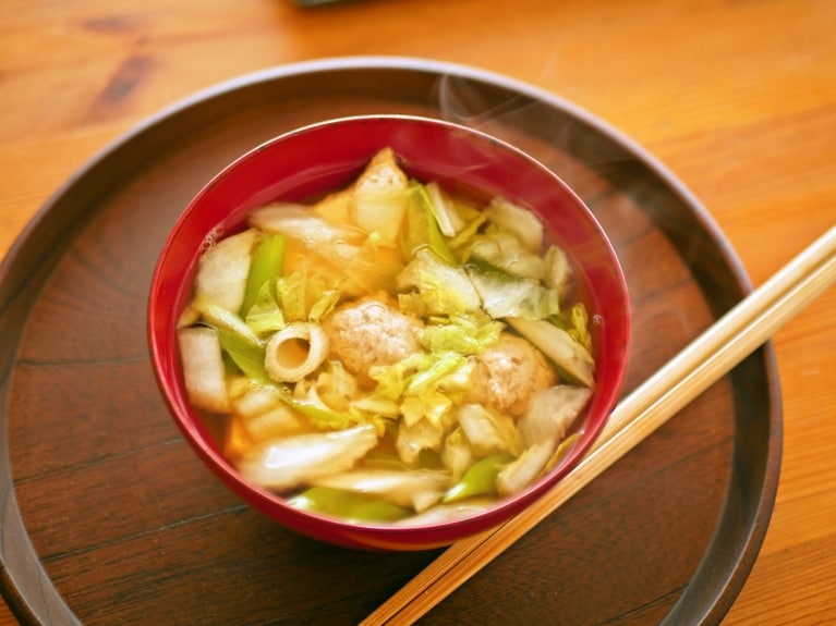 あるときは白菜、長ねぎ、厚揚げと一緒に鶏団子汁に。