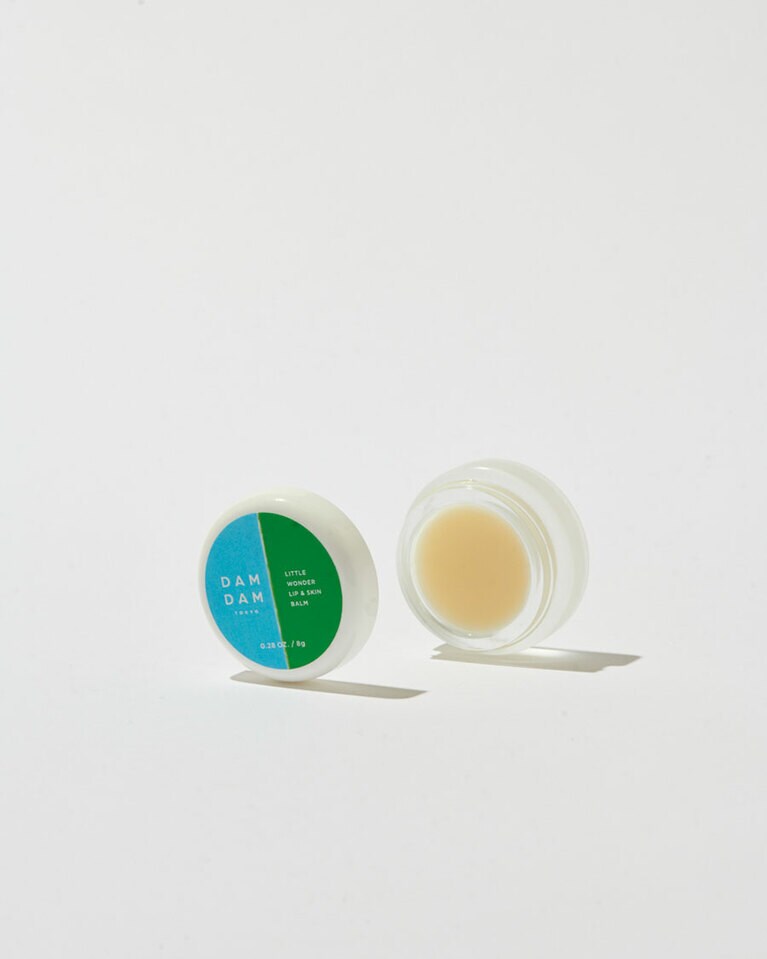 持ち運びに便利なバームはリトルワンダー リップアンドスキンバーム 3,080円。