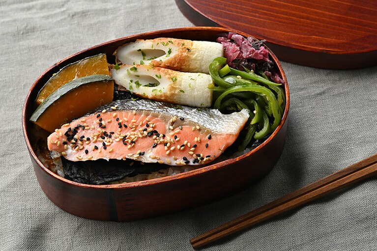 ご飯を詰めてから冷まし、かつお節＆醬油、海苔を敷き詰めおかずを詰めていく。