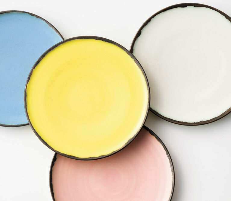 彩りシリーズ プレート 直径15～16cm 各2,970円／弥七郎（876）