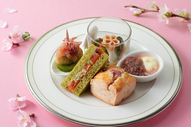 桜色とグリーンカラーを基調にした、シェフこだわりの本格派のセイボリーが勢揃い。