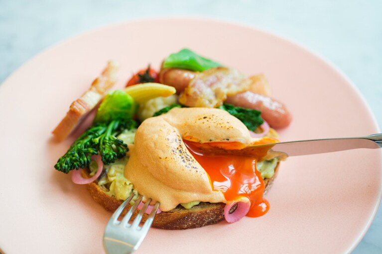 一番人気の「エッグベネディクト」。アボカドソースが特徴。アメリカンブレックファスト4,800円から。