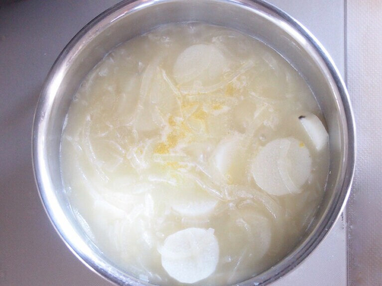 長芋が柔らかくなり、玉ねぎの甘みが出たら火を止める。