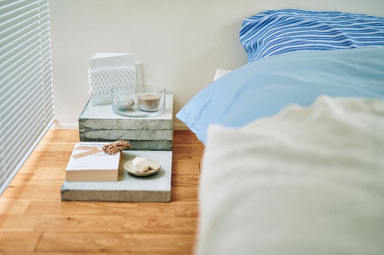 白い三角のオブジェは貰った端材に色を塗ったもの。「木工作家の友人から余った木材をもらって色を塗り、果物用のネットをはめて質感を足してみました」。