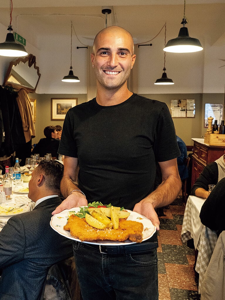 コトレッタを手にする新オーナーのパスクァーレ・マラフロンテ氏。