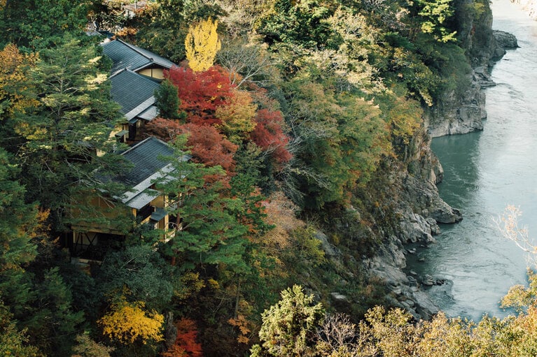 圧倒的な渓谷の岩に寄りすがるように建てられた建物だからこそ、大自然を間近に堪能できる。