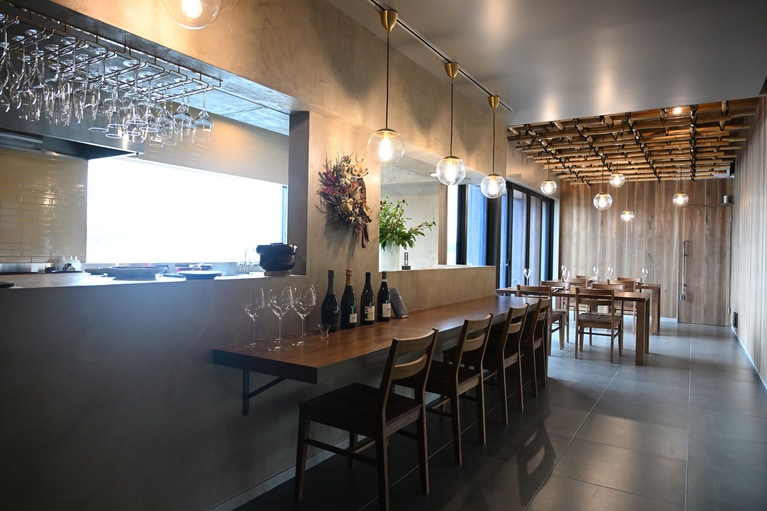 外壁には佐渡の杉を使用。バリアフリーを意識して造られた店内。