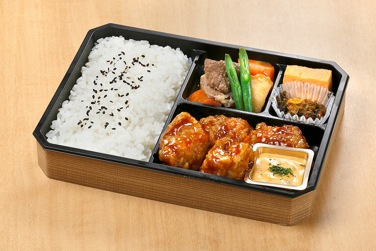 絶品！ 塚だまタルタル若鶏のチキン南蛮弁当800円／塚田農場OBENTO&DELI(エキュート上野)