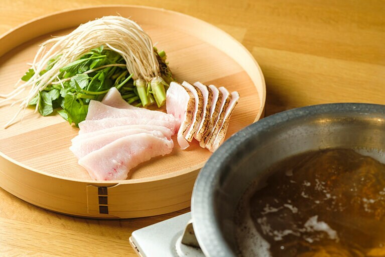 メカジキとセリのしゃぶしゃぶ。香りのよい宮城県産の根せりと一緒にいただきます。