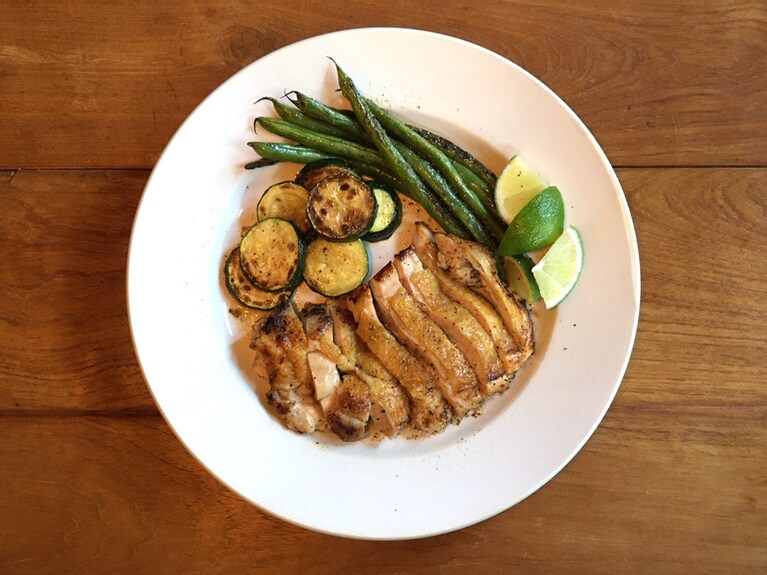 「軽くマリネして焼くだけ。マリネしている間に野菜を切ったり、副菜のサラダのドレッシングを準備したりしておくと、段取りよく晩ごはんが作れます」