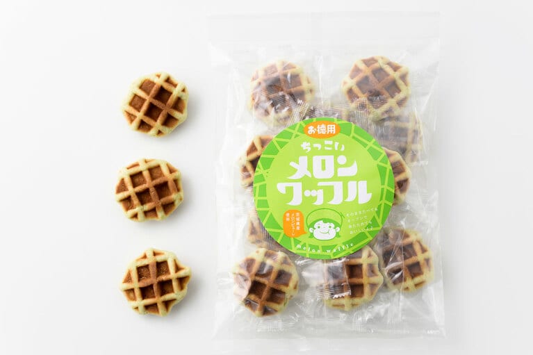 ちっこいメロンワッフル 734円（10個入り）。
