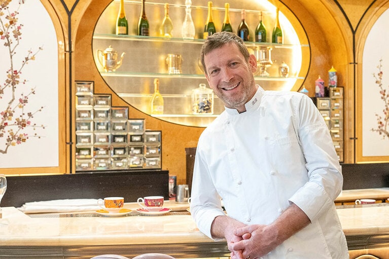 エグゼクティブ・ペイストリー・シェフのブノワ・ブラン氏はテレビ出演も多数。