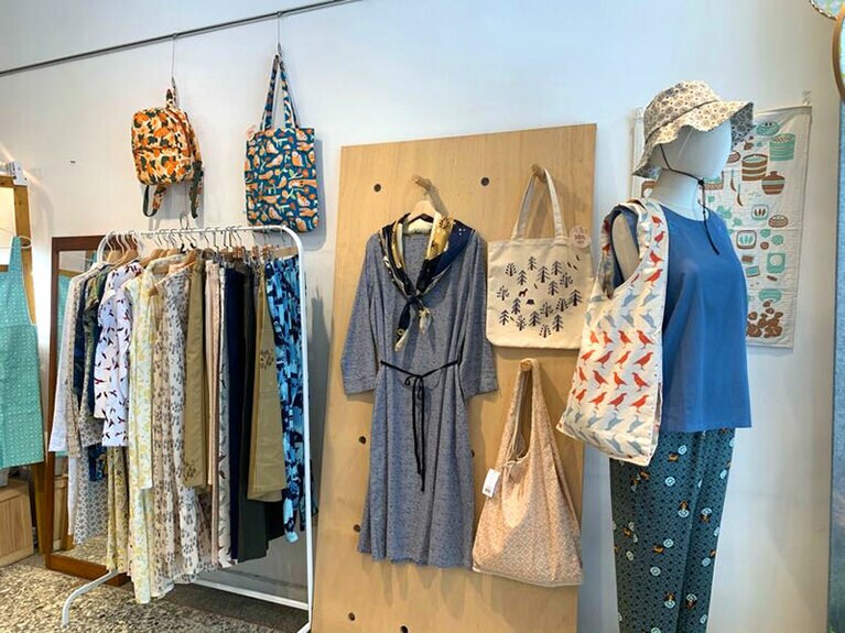人気イラストレーターのシャオインさんが手がけた刺繍入りワンピースやパンツもあります。