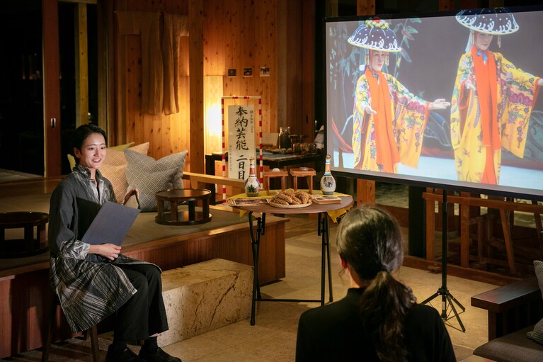 夜のラウンジでは、スタッフが祭りの由緒などを語る「てーどぅんばなし」を開催。