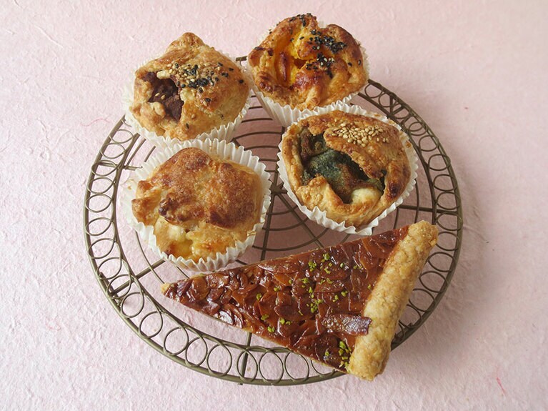 後日のミニパイ。春の「よもぎあんもち」300円(右中)、「安納芋のスイートポテト」320円(右上)。「あんもち」(左上)、「レモンクリームチーズ」(左中)。「キャラメルナッツパイ」(下)や定番のハンドパイも、当日の電話予約が確実。