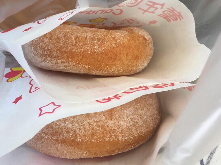 もし翌日に食べるのであれば、オーブンで焼いて温めるのが一番良いそうですが、やりすぎなければレンジでも大丈夫なようです。　初出：2025年2月1日