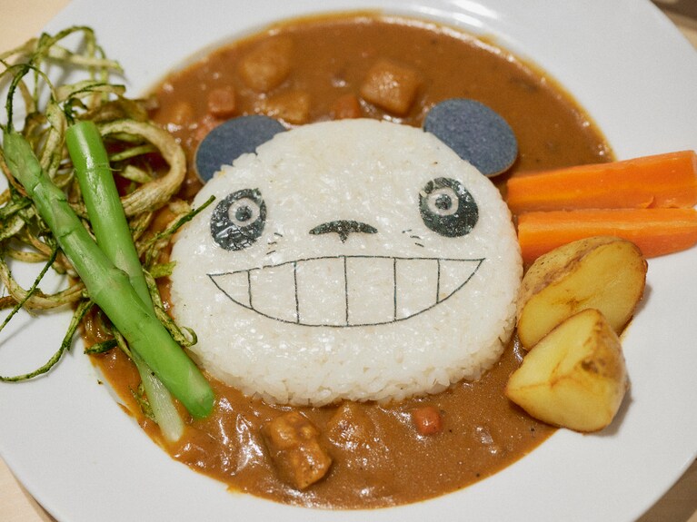 ごろっとした野菜を添えた「パパンダカレー」。1,780円。「パンちゃん親子の竹やぶミルク」とのお得なセットもあり。