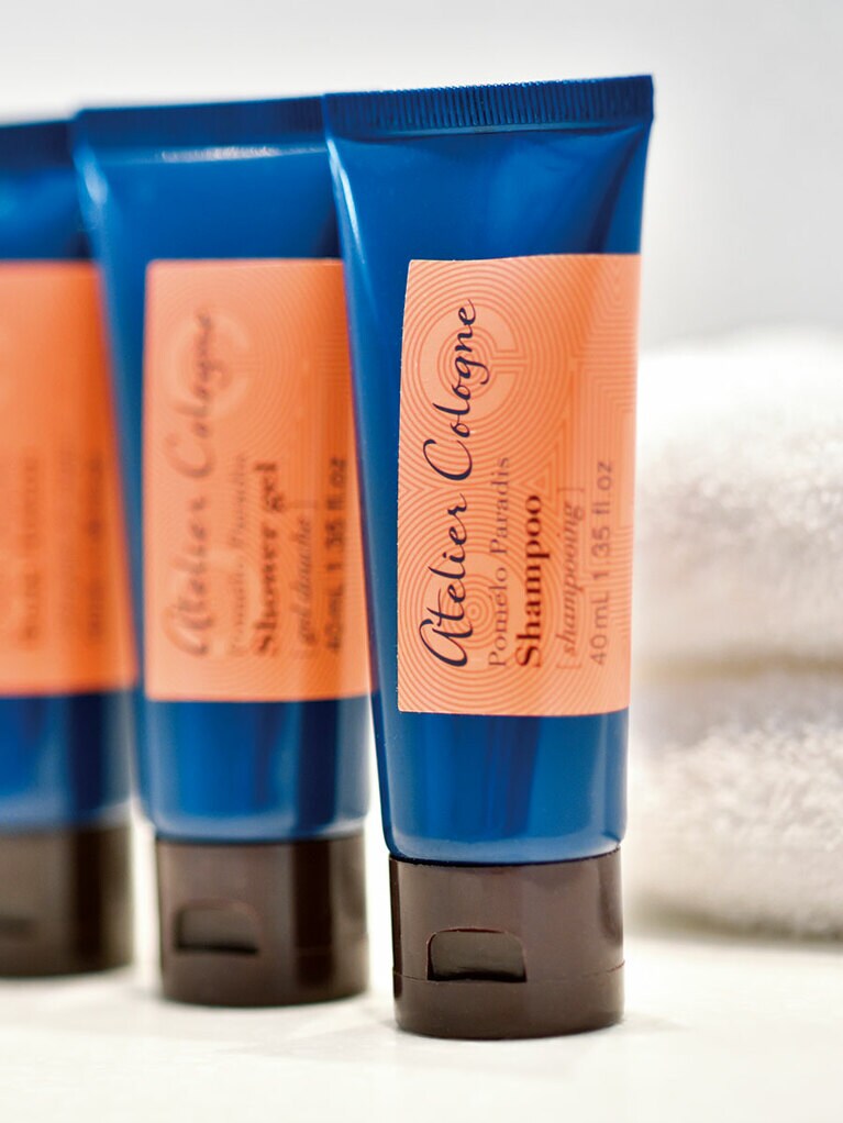 テラススイートのアメニティは、パリ発のコスメ「アトリエ・コロン」と、肌触りが極上の今治タオル。