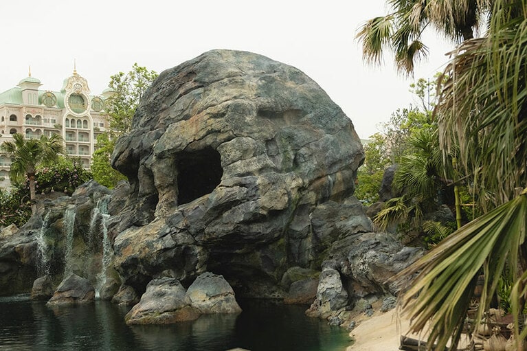 ネバーランドの岩はよく見ると骸骨の形