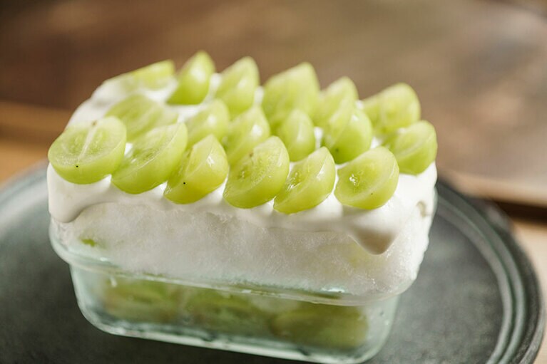 「八郷産のシャインマスカットとレアチーズ」。