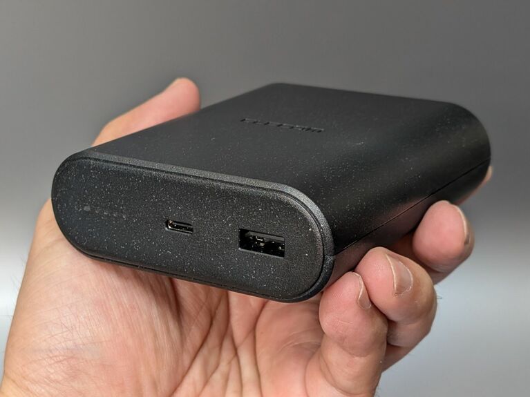 容量の割に大柄とはいえ、片手で持てるサイズであることには変わりません