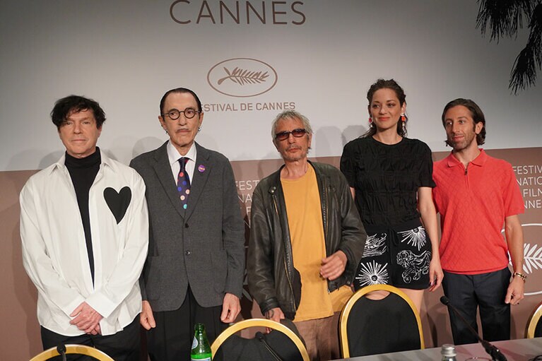 左：開幕式での「ANNETTE」主演のアダム・ドライバー(すぐ帰っちゃったので、会見に来れなかった。映画では歌いまくるよ！) 右：記者会見での「ANNETTE」チーム。マリオン・コティヤールはいつもながらオシャレ。左の二人は音楽と脚本を手がけた兄弟バンド、スパークス。