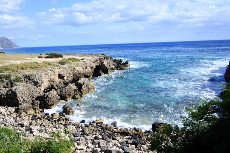釣り師を見かけた岩場。横浜出身の移民もこのあたりで釣っていたのでしょうか？