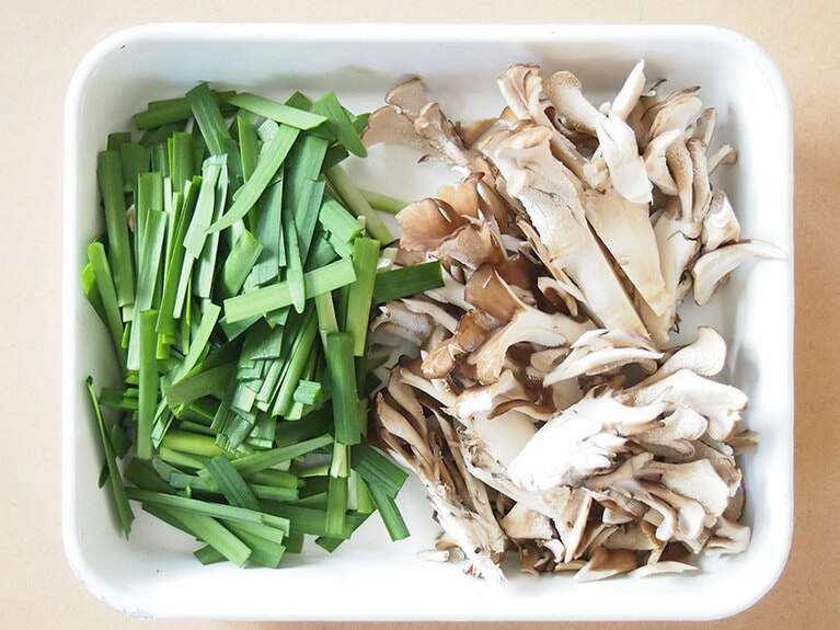 (1) 舞茸は食べやすい大きさに手で裂きます。ニラは4センチ長さに切ります。