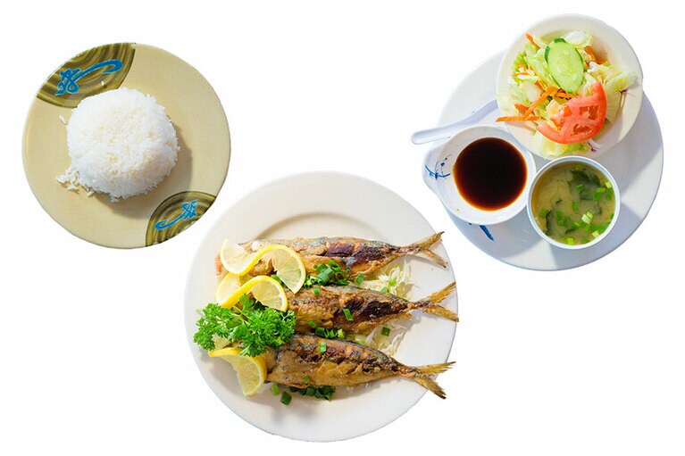 フライド アクレ 15.9ドル。味噌汁、ごはん、サラダ付き。