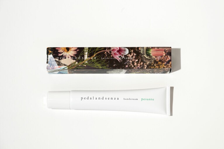 オンラインストアのほか、セレクトショップなどで取り扱っている。50g・3,850円。