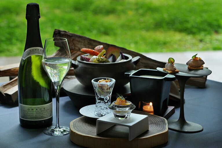 アペリティフに供される長期熟成されたスパークリングワインは、国際的なワインコンクールで金賞を受賞したグレイスワイン（中央葡萄）のものだ。