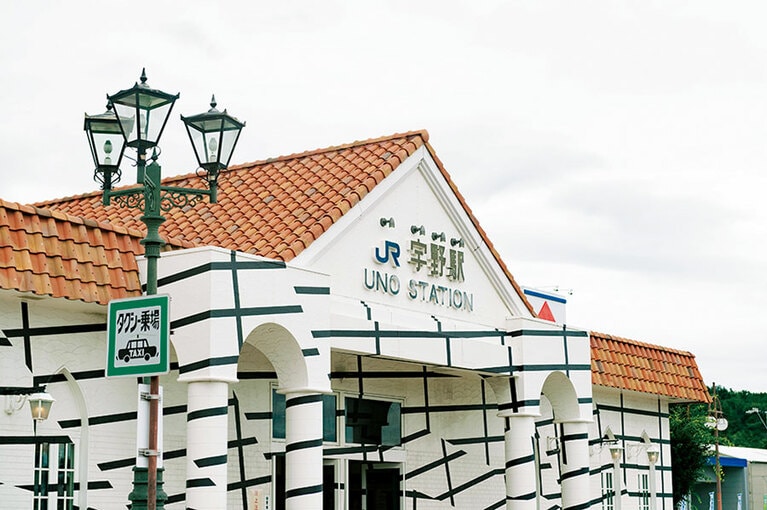 黒の線でデザインされた宇野駅。