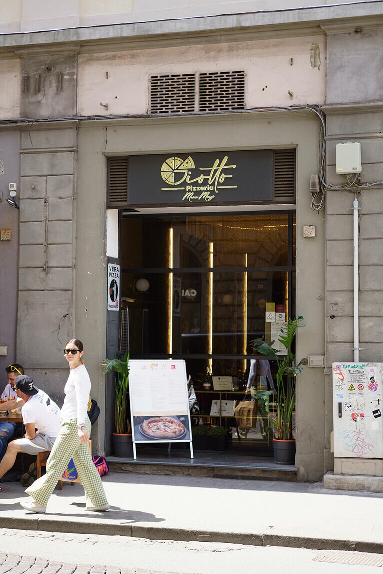 サンタ・マリア・ノヴェッラ教会のほど近くに位置する。