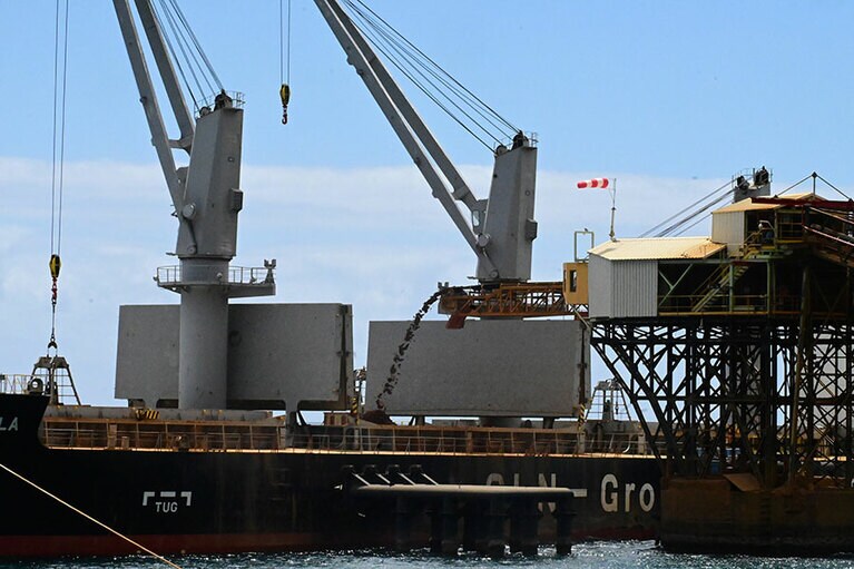 ニッケル産業は現在も続いています。港の近くの道路には運搬時にこぼれたグリーンゴールドの小石が転がっていることも。