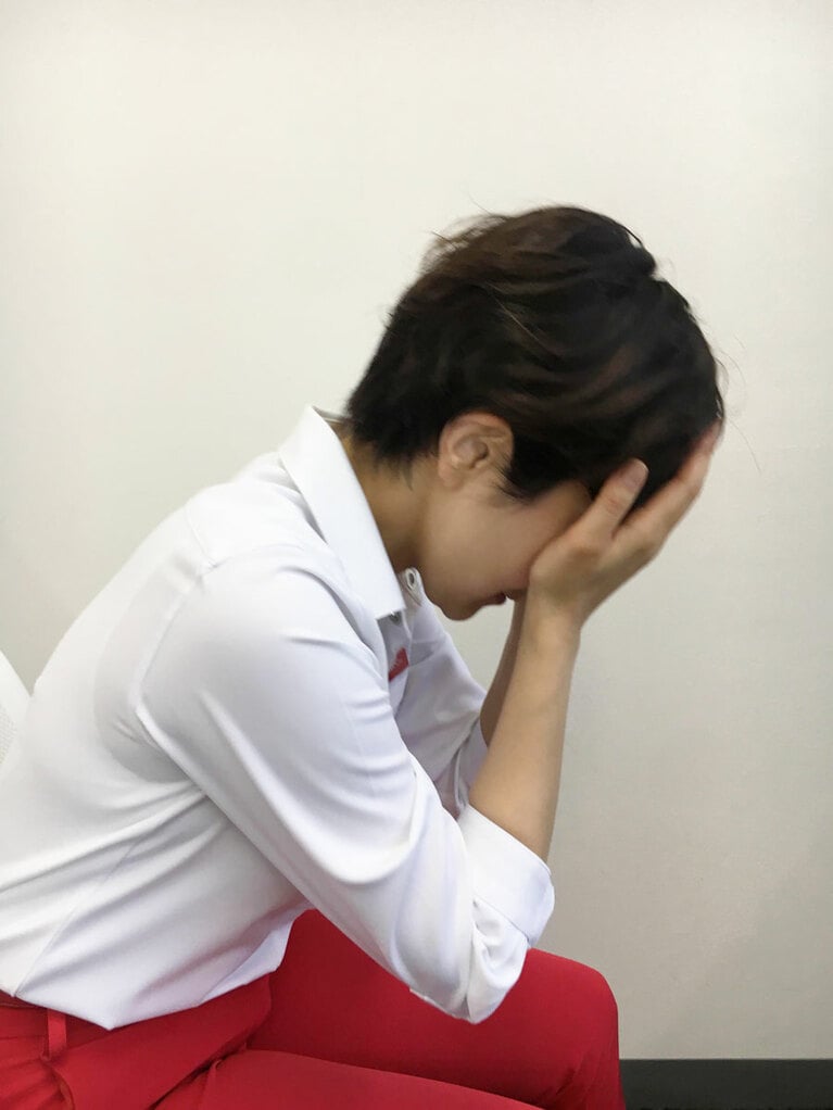 傾け方は自由。座って膝や机の上に肘を置いても、手のひらに重さを乗せるのでもOK。