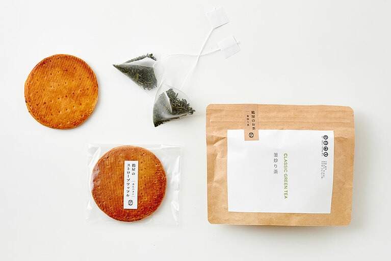 鶴屋のストロープワッフル(あんバター)と鶴屋のお茶(釜炒り茶) ワッフル7枚、お茶3g×7個入り 2,670円／御菓子司 鶴屋