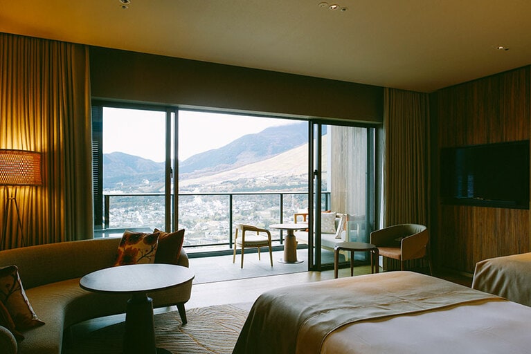 クラブインターコンチネンタルツイン。露天風呂を備えたテラスからは、左手に別府湾、右手に扇山、正面に別府の町を見渡せる。