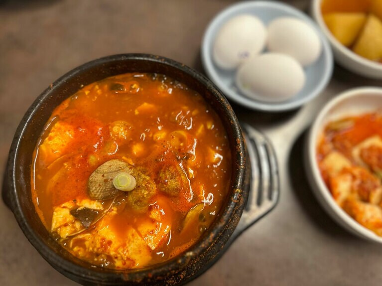 アサリのスンドゥブ（12.95ドル）。ほかにも、ビーフ＆ポークのオリジナルスンドゥブなどがあり、ホルモン、スパムなどの具材が選べます。