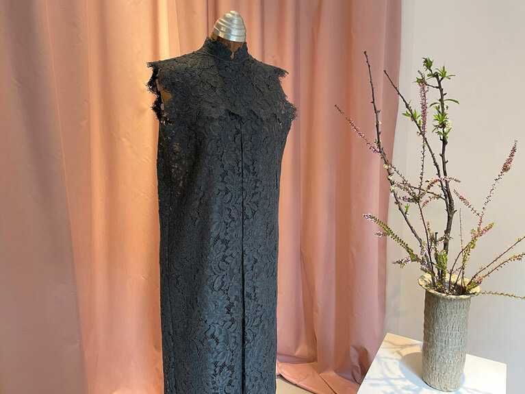 レース生地が美しく、気品を感じられるドレス。