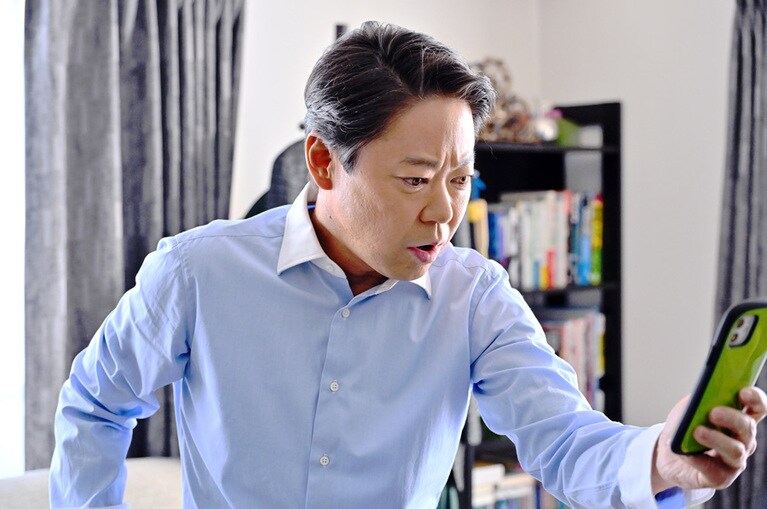 昭和から令和へタイムスリップした市郎（阿部サダヲ）。この“薄くてつるっとしたの”は何だ!?　©TBS